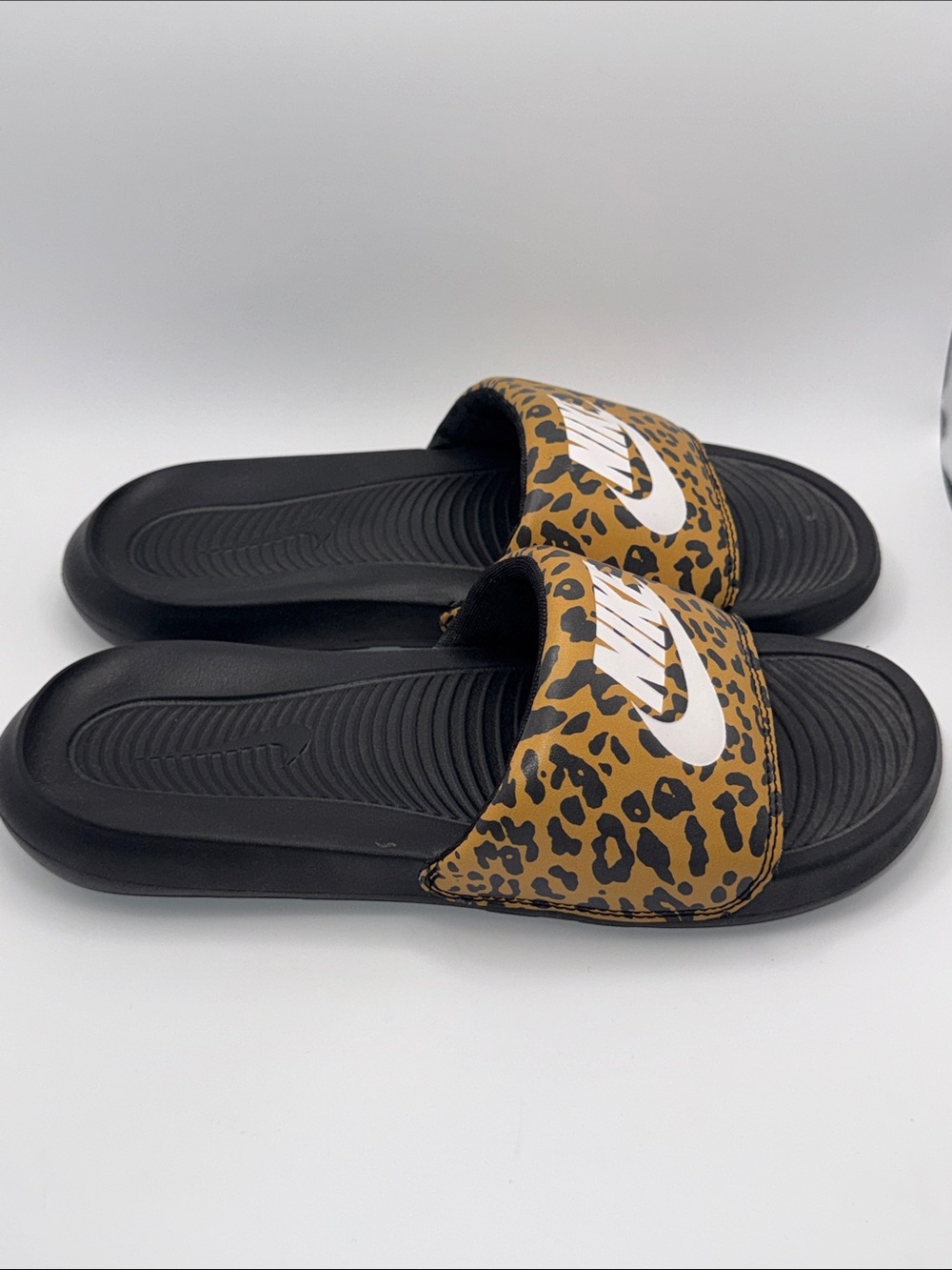 Nike Victori One Leopard Print Slides Sandals Size 7 Women’s - Picture 6 of 8